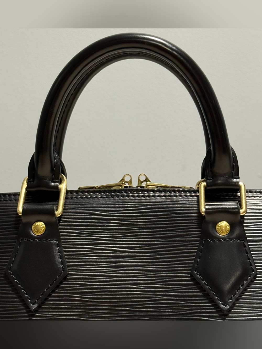 Louis Vuitton Alma PM Epi Textured Leather - Picture 3 of 16
